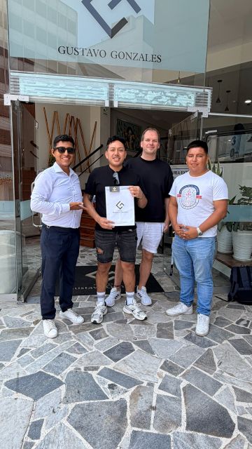 Propietarios en la puerta de la notaría con su carpeta