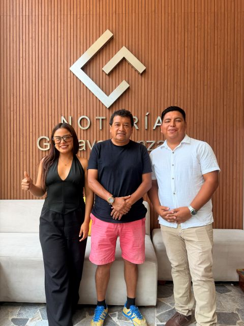 Propietario con dos asesores en la notaría