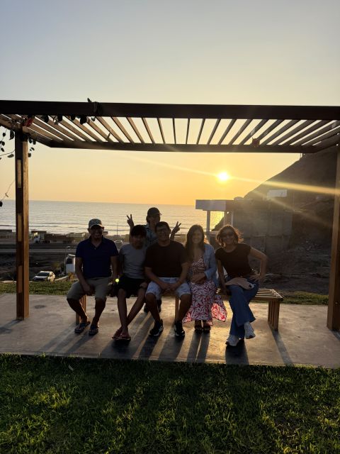 Familia sentada bajo la pérgola del condominio al atardecer