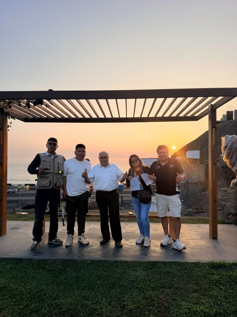 Propietarios con sus documentos bajo la pérgola del condominio, al atardecer frente al mar
