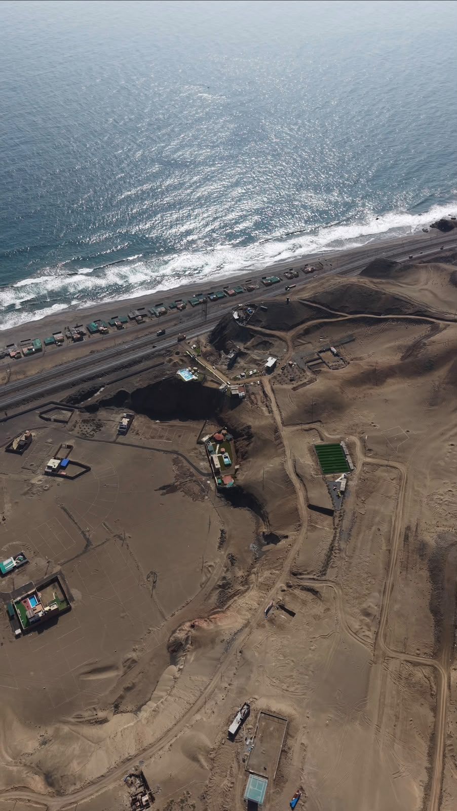 Vista aérea del condominio junto a la playa y el océano